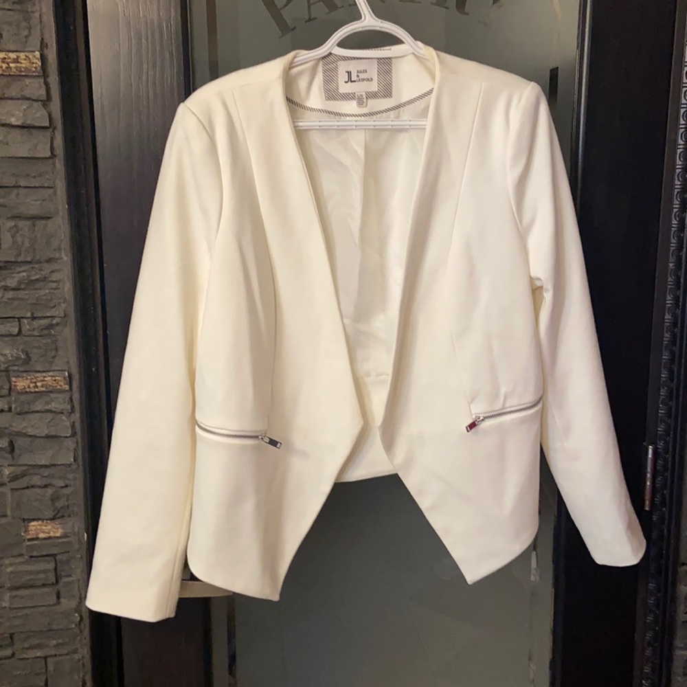 Woman’s white blazer